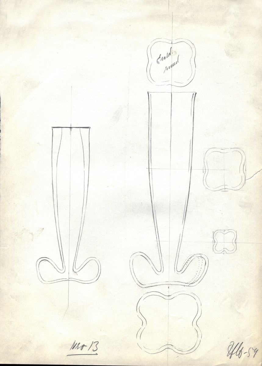 Blyertsteckning.
Föremålsskiss föreställande en långsmal (spolformad) glasvas med formad fot.
