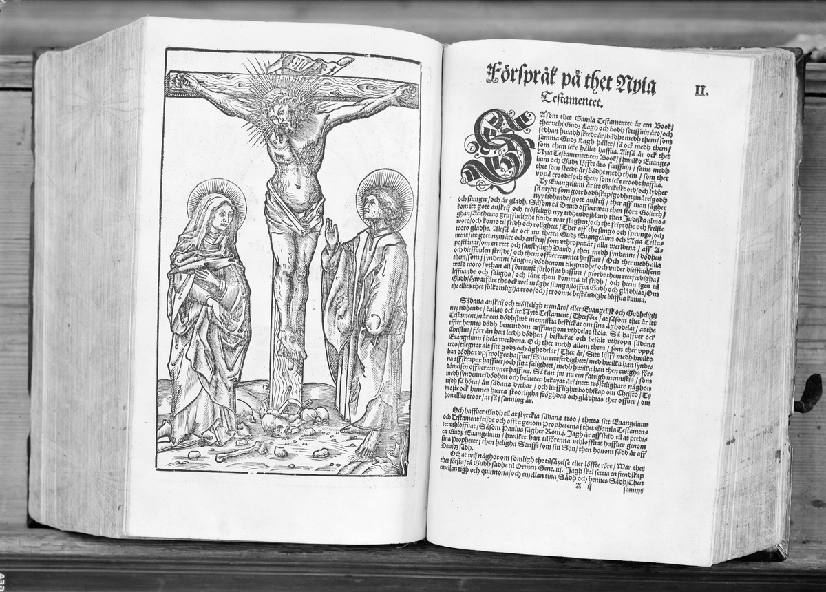 Träsnitt föreställande Jesus på korset i 1541 års bibel i Uppsala domkyrkas bokkammare