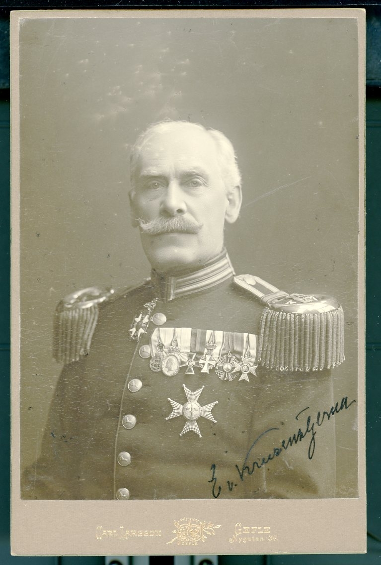 Kabinettsfotografi: W E von Krusenstjerna i uniform med bl a kraschan för Svärdsorden på bröstet.