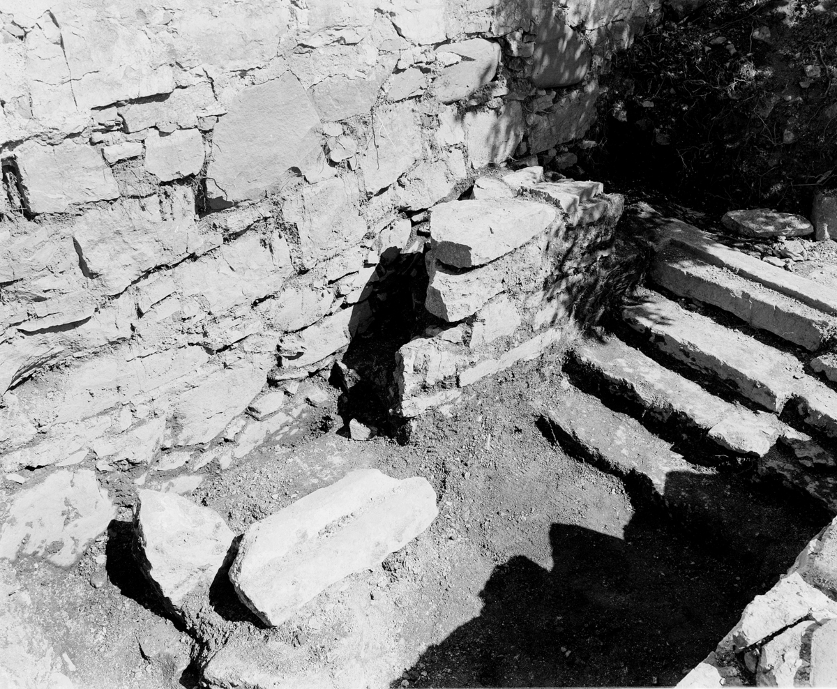 Arkeologiske undersøkelser i kjellerruin vest for drengestua 1986-1989. Kjellernedgang med trapp.