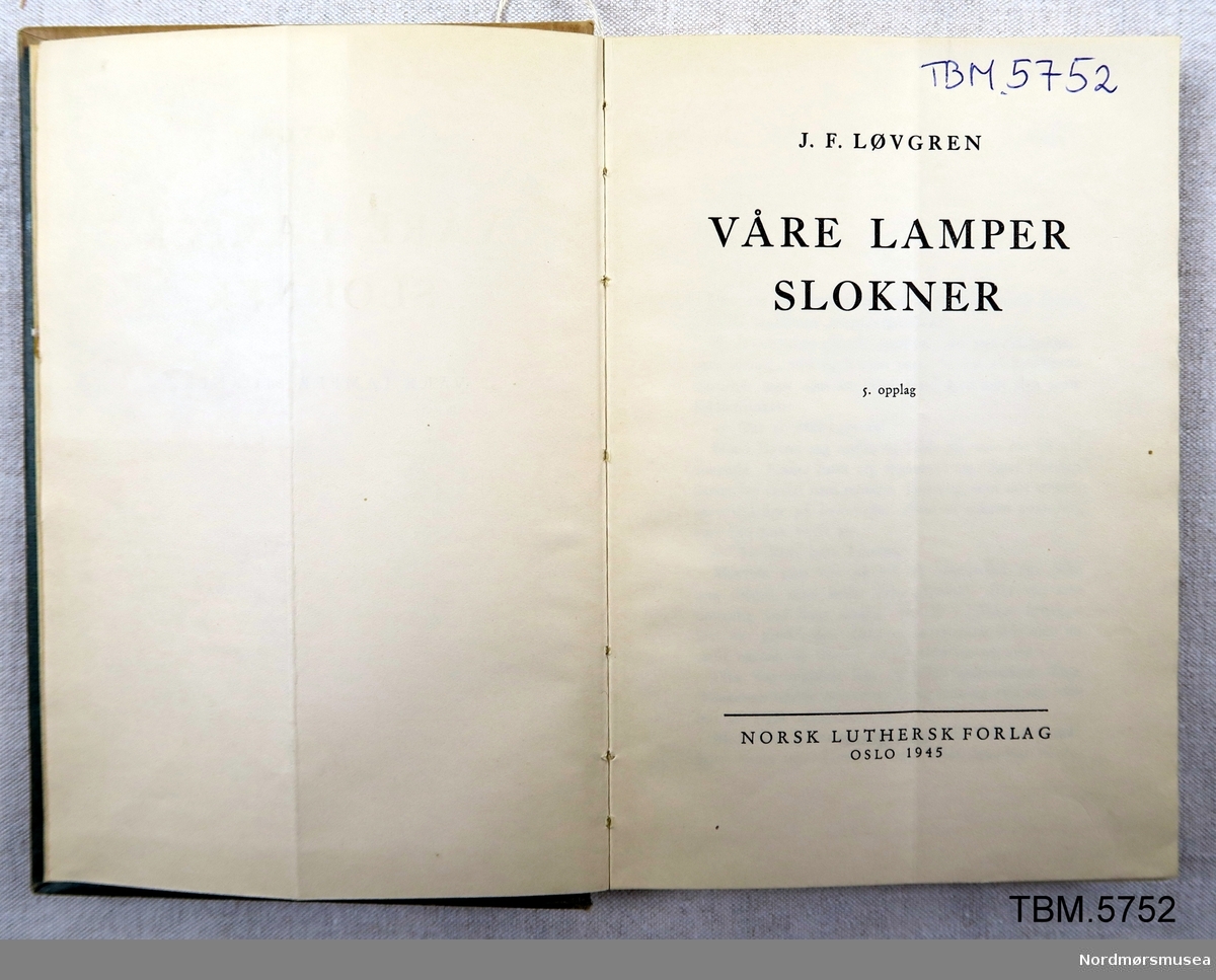 Bok i stivt papirbind. 332 sider
EX Libris  Vonheim Tuberkulosheim
