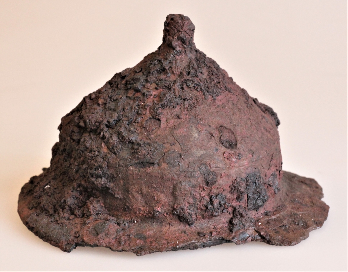 Skjoldbule i jern fra folkevandringstiden funnet i en gravhaug ved Gjerstad i 1882.