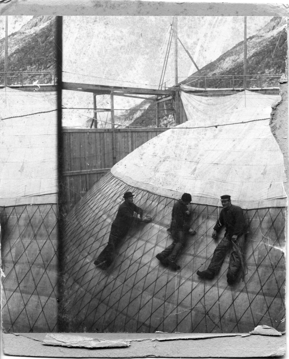 Kontroll av ballongens kalott och nät, 1896. Del av ursprungligen stereoskopisk bild.