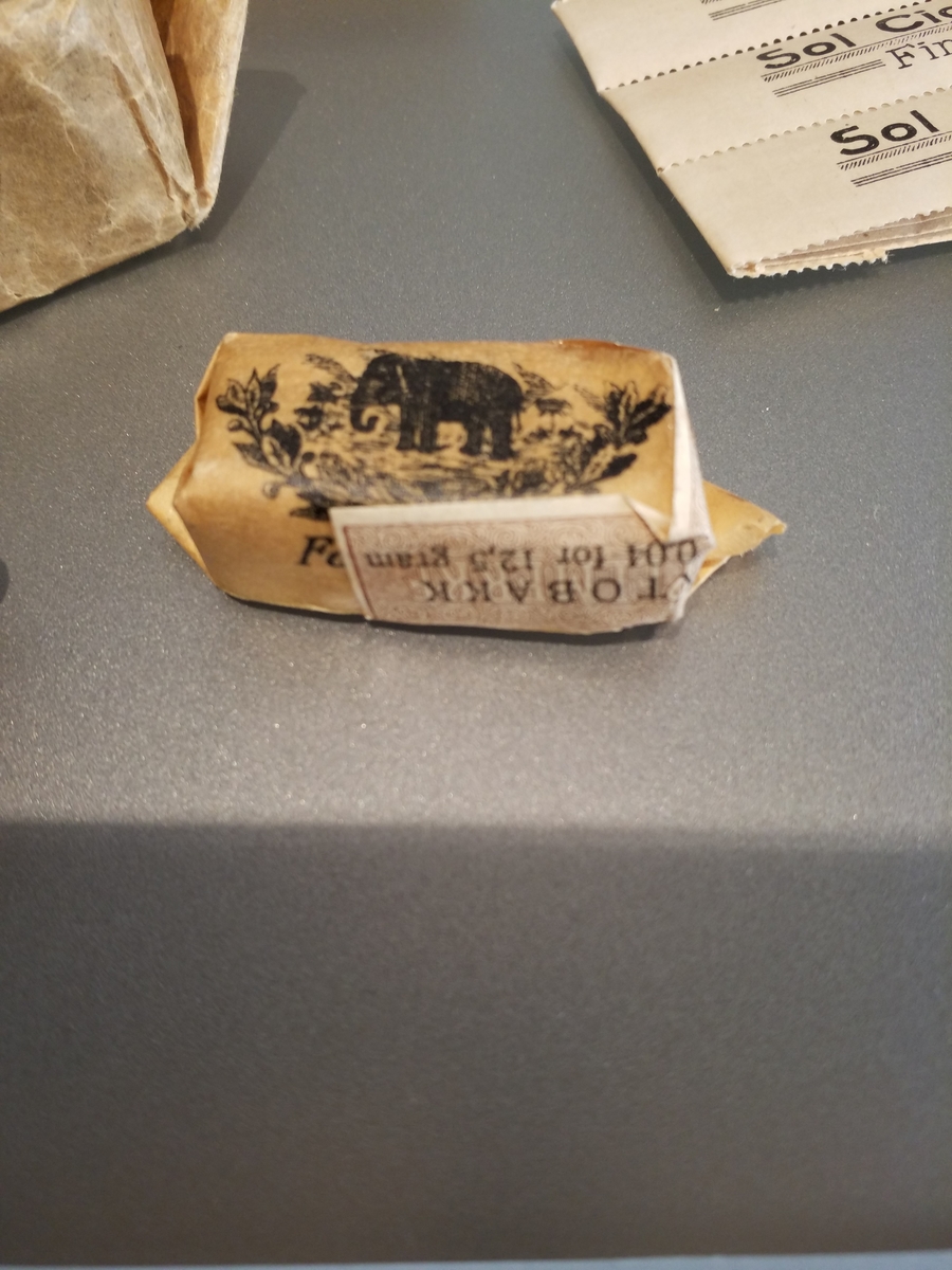 Skråtobakk i original innpakning. Motiv av elefant på pakningen.