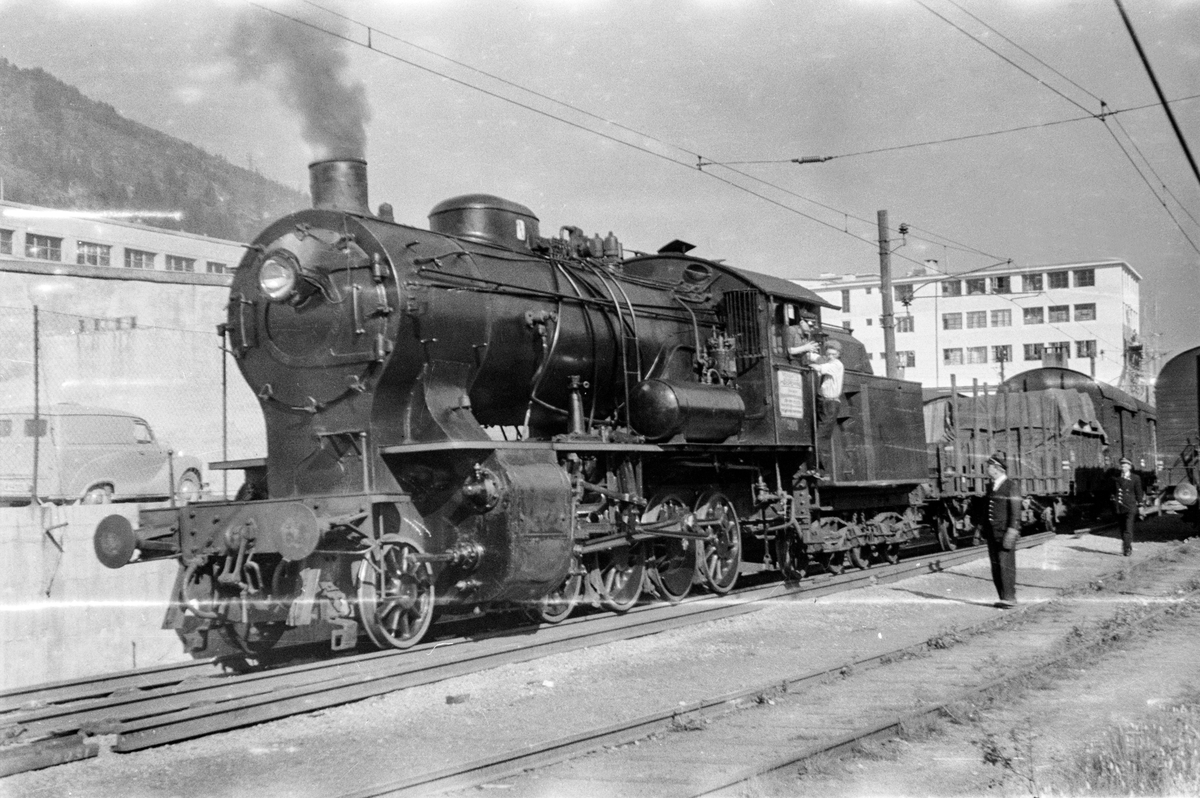 Damplokomotiv type 33a nr. 300 med godstog på Minde stasjon.