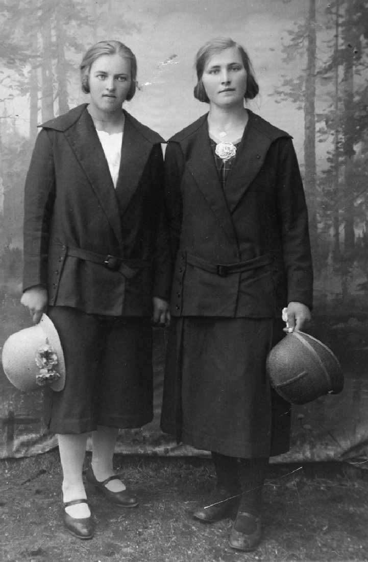 Leirfjord. Agnes Pettersen og Asbjørg Slettbakk hos fotografen i sine tidsriktige klær. Klærne er sydd av Agnes Pettersen.