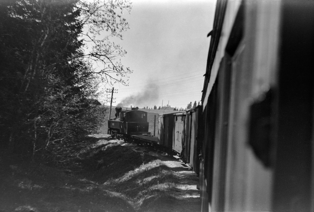 Blandet tog fra Skulerud til Sørumsand, mellom Aurskog og Killingmo. Toget trekkes av damplokomotiv nr. 6 HØLAND.
