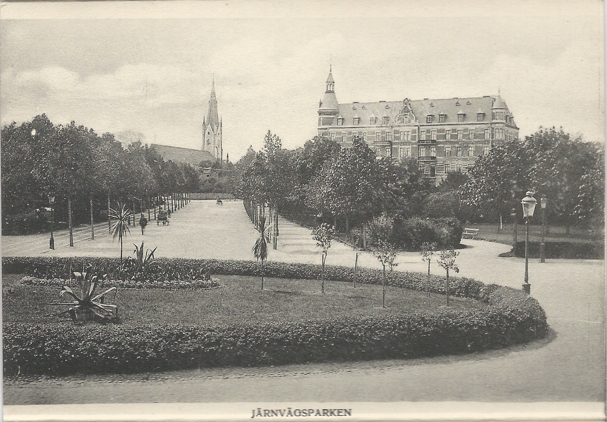 Vykort från centrala Linköping. Svartvitt tryck.
Motiv: Linköpings domkyrka, Järnvägsparken.
Poststämpel 1906.