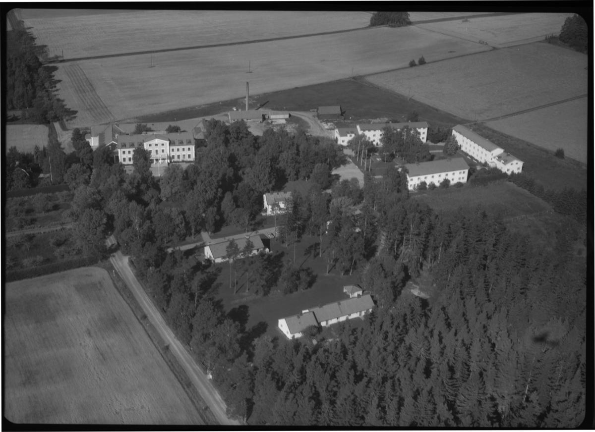 Flygfoto över Tärna Folkhögskola, Kumla kyrkby.