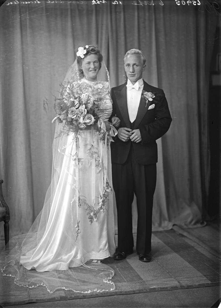 Portrett, Ung kvinne i hvit brudekjole og lyshåret ung mann i mørk dress. Brudepar. Bestilt av Hr. Kåre Ellingsen. Flotmyrgt.