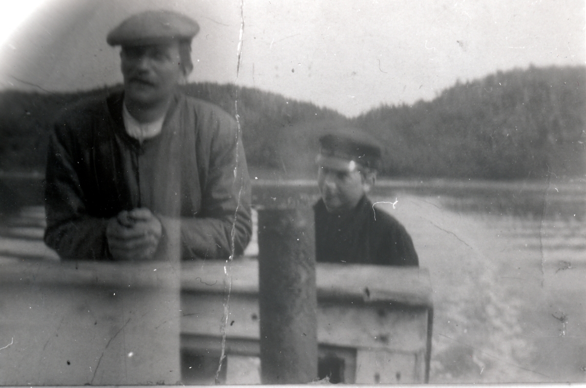 Søren Eilertsen og Einar Andersen,ombord i en båt. 1920.