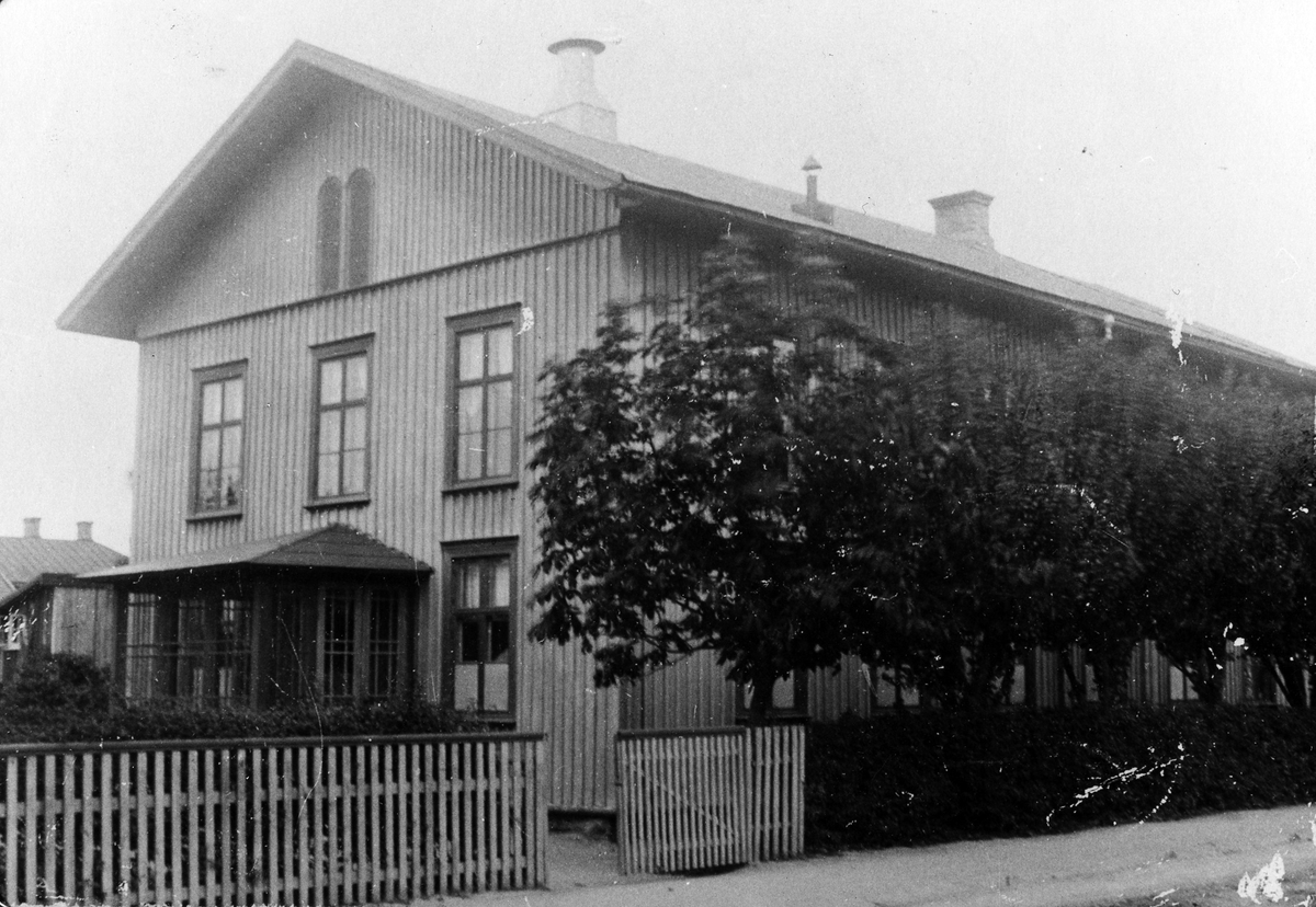 Missionsförsamlingens byggnad i kvarteret Tjuren vid Kungsgatan. Alingsås Missionshus. När byggnaden är klar 1938 användes namnet Missionskyrkan.
Trähus i två våningar.