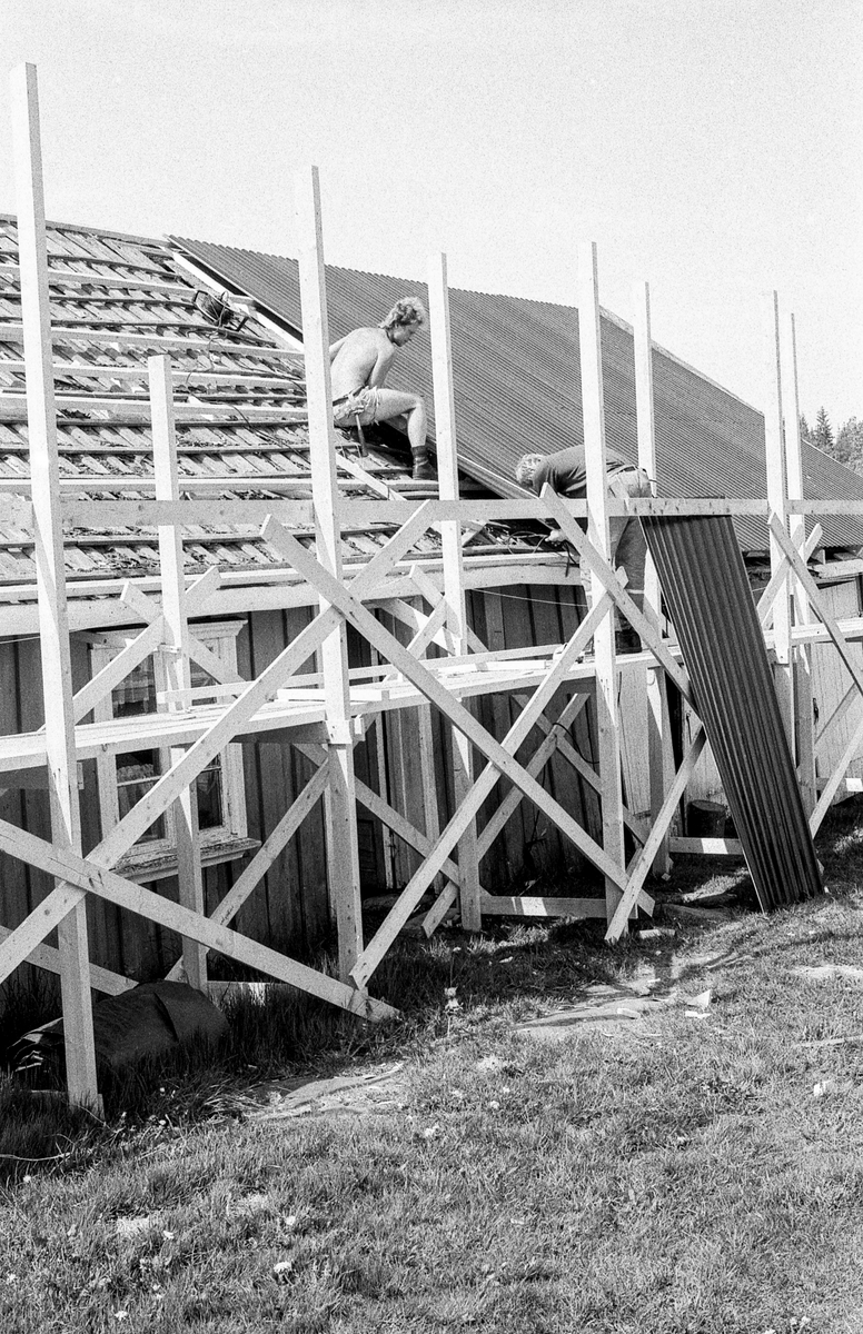 Verneverdig bryggerhus fra Skjellerud Gård i Frogn flyttes til Follo Museum. Gammel trebygning med stilasje og reparasjon av taket.
