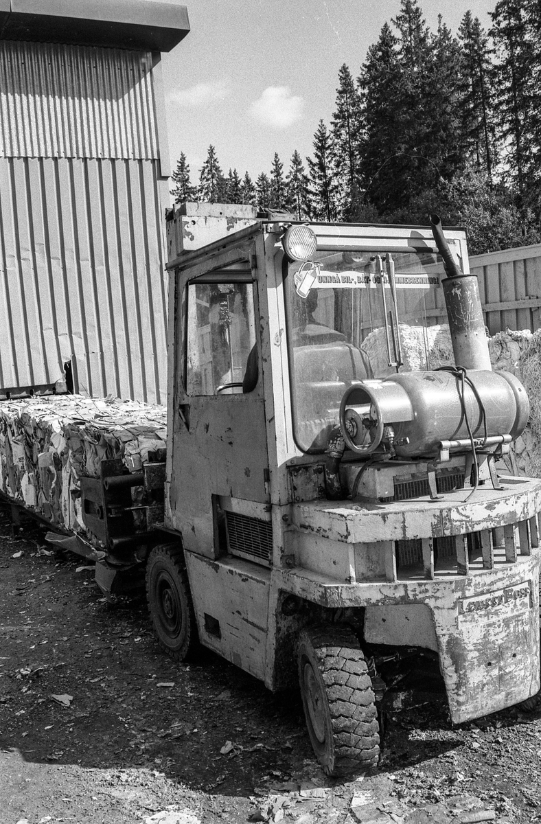Follo Truckutleie på Langhus, eier Bjørn Prytz holder en plantegning. Truck og gravemaskin.