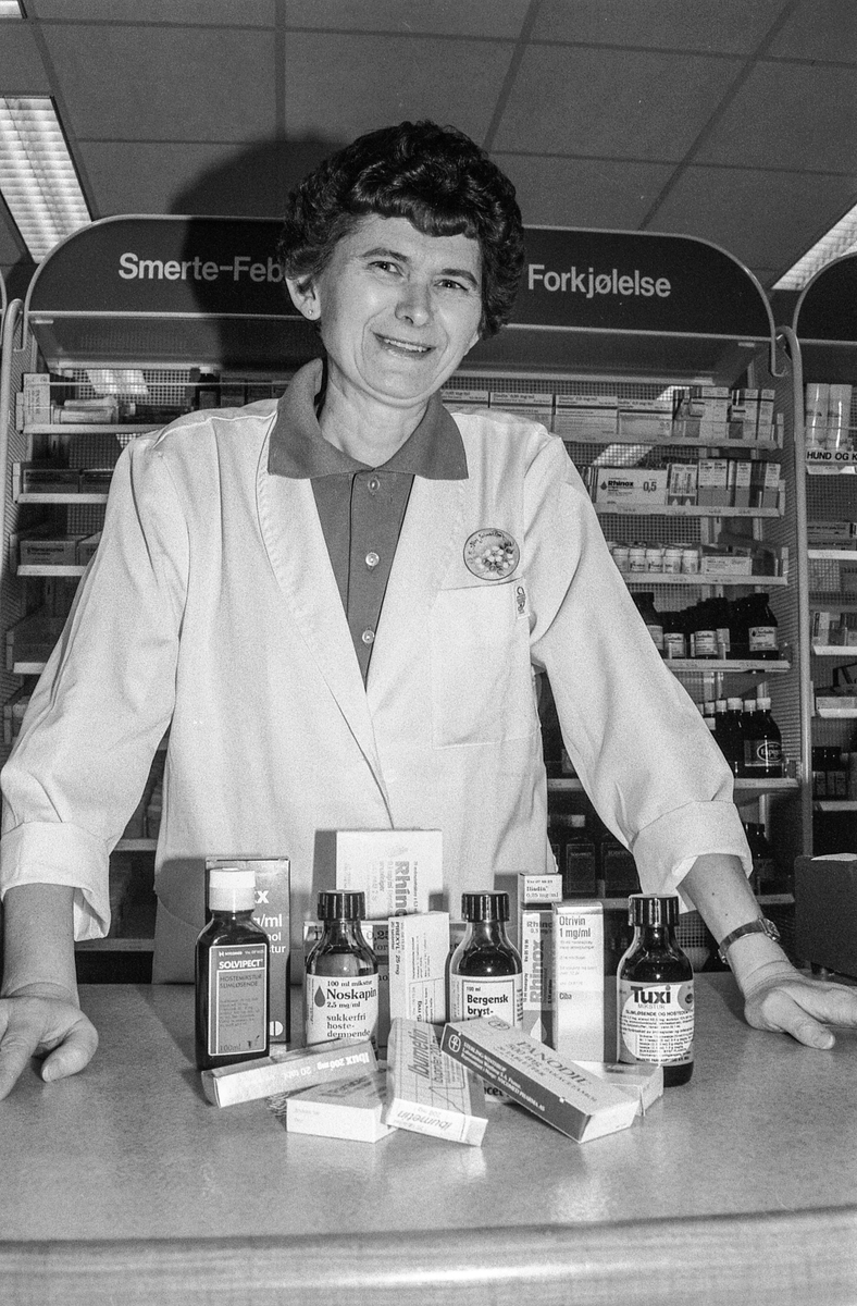 Ski Apotek, apotektekniker Kari Johnsen med forkjølelsesmedisiner og hostesaft.
