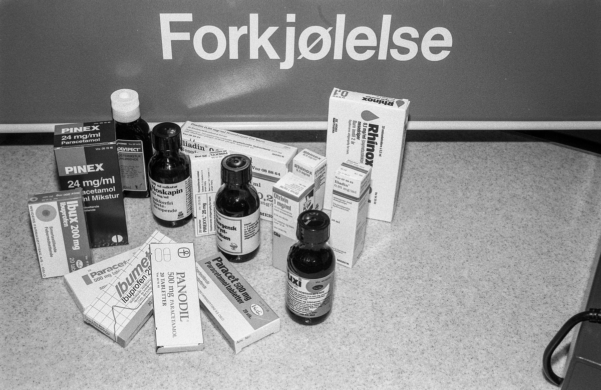Ski Apotek, apotektekniker Kari Johnsen med forkjølelsesmedisiner og hostesaft.