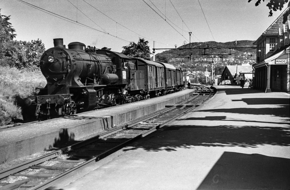 Godstog (kipptog) på Minde stasjon. Toget trekkes av damplokomotiv type 33a nr. 300.