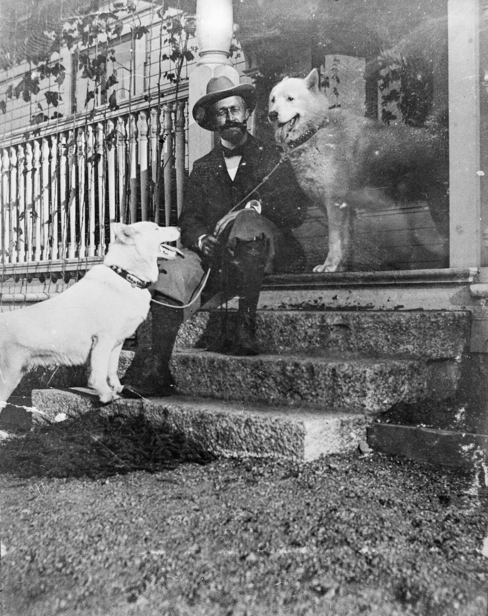 Albert Petersson med hund i Alby.