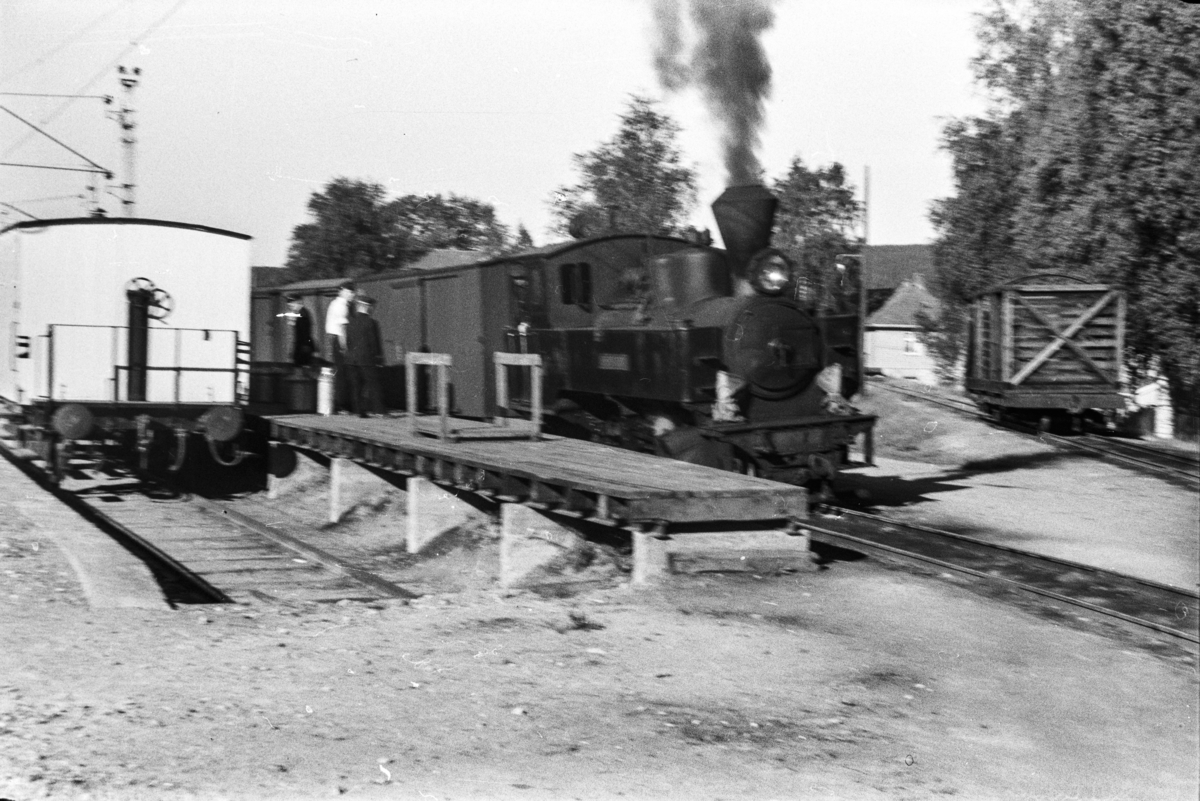 Aurskog-Hølandbanens damplokomotiv nr. 4 SETSKOGEN ved godsrampen på Sørumsand stasjon.