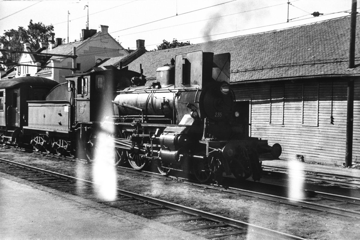 Damplokomotiv type 27a nr. 235 med persontog 373 til Rena på Hamar stasjon.