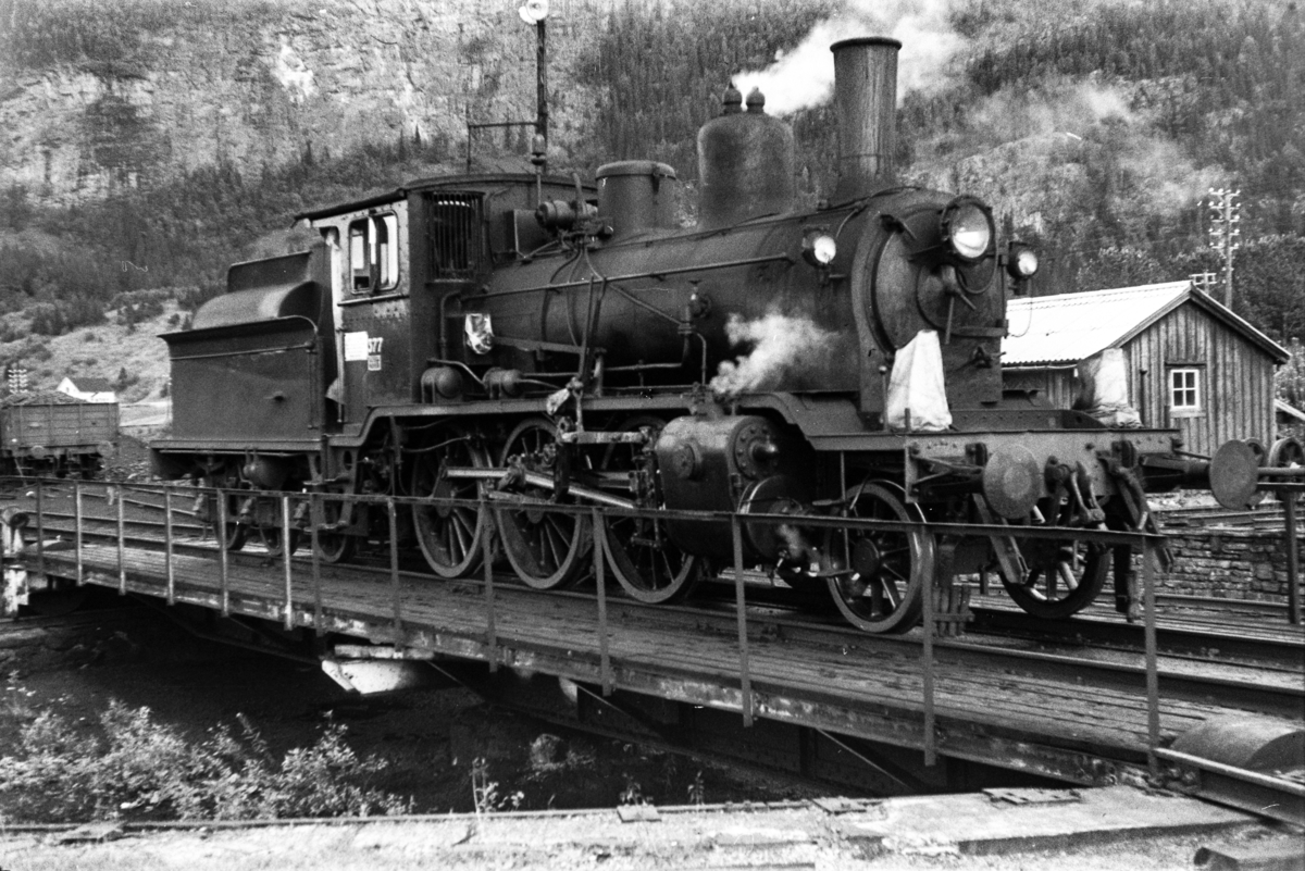Damplokomotiv type 21c nr. 377 på svingskiven på Grong stasjon.