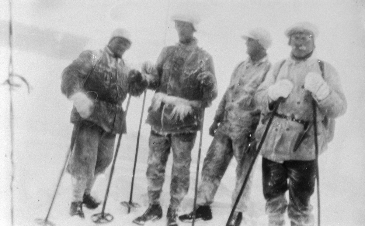 Arbeidsfolk på skitur til Vendevatn