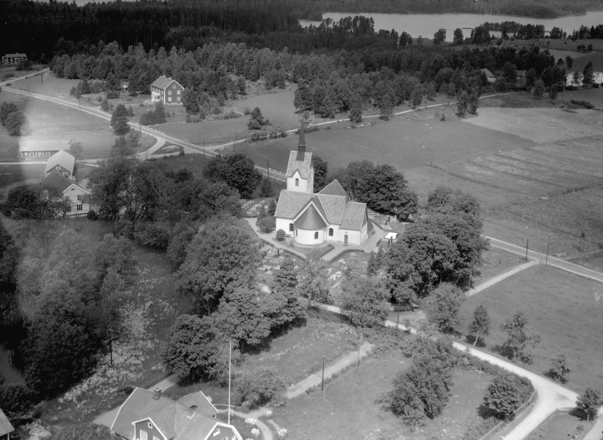 Flygfoto över Järsnäs kyrka i Jönköpings kommun. Nr K 308.