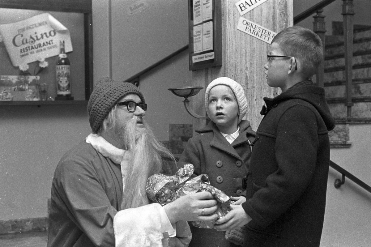 Ivar Medaas som julenisse på Det Norske Teatret deler ut gaver til barn. Fotografert 28. desember 1967.