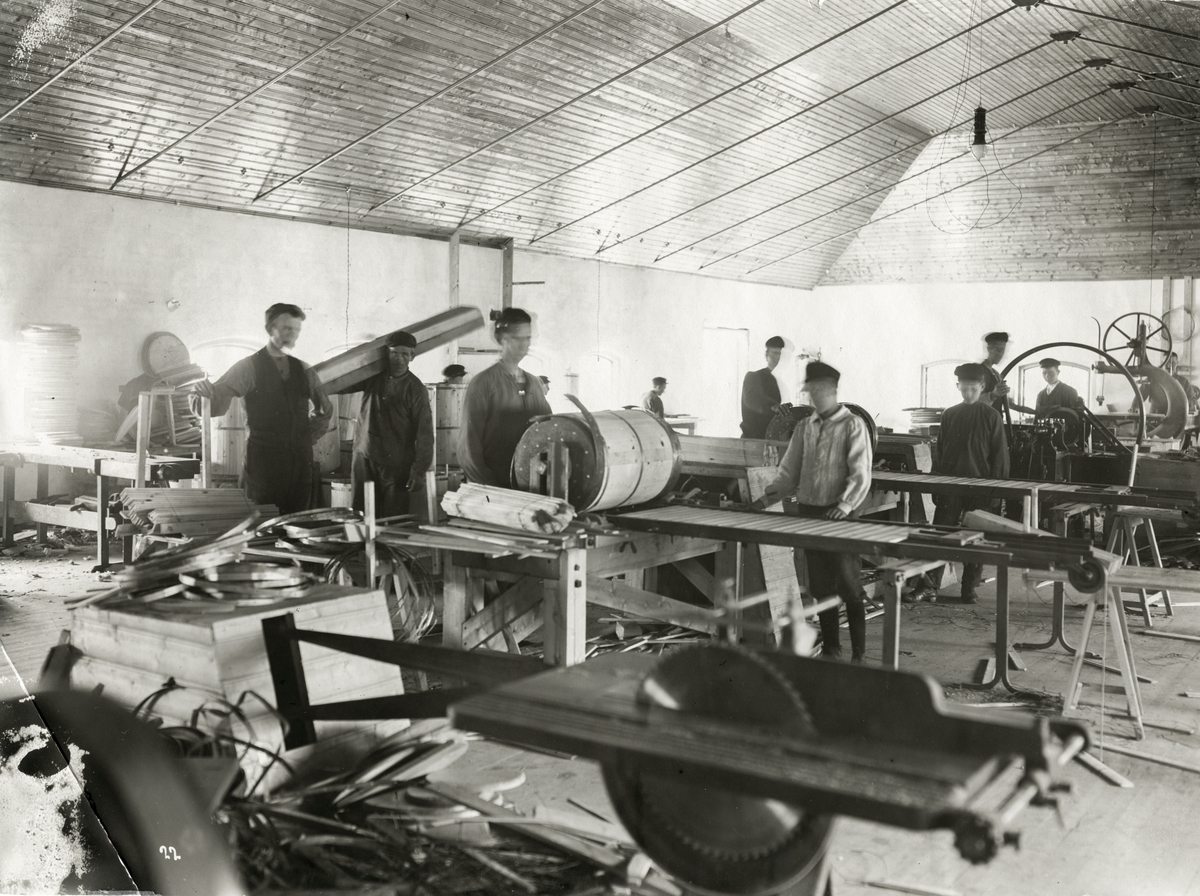 Arbeidarar på tønneloftet på Oddafabrikkane - eller Karbidfabrikken -  i 1908.