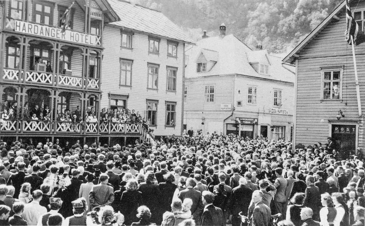 Folkemengde på Torget i Odda fredsdagane 1945.