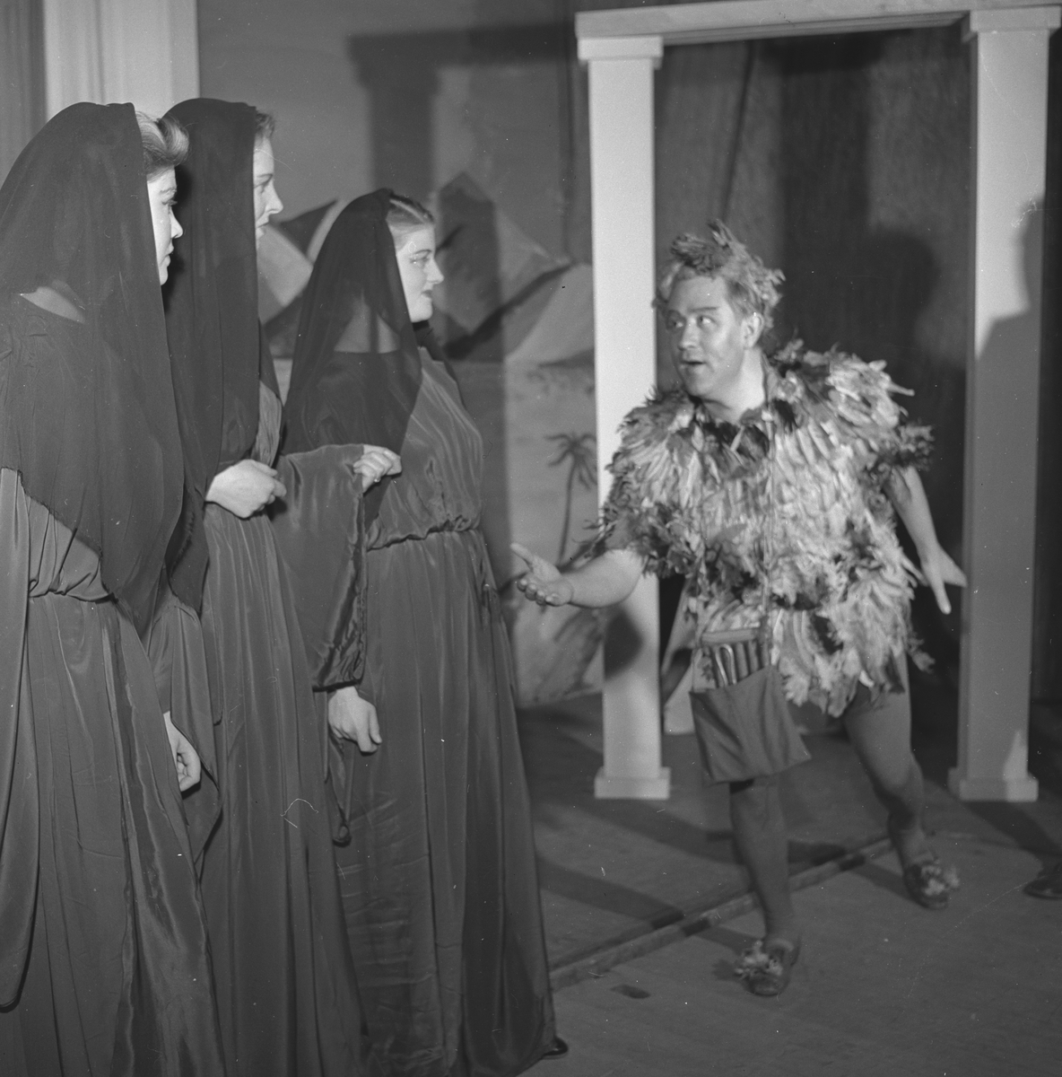 Oppsetningen av operaen "Tryllefløyten" på Edderkoppen. Mannlig og kvinnelige sangere på scenen. Fotografert 14. november 1953.