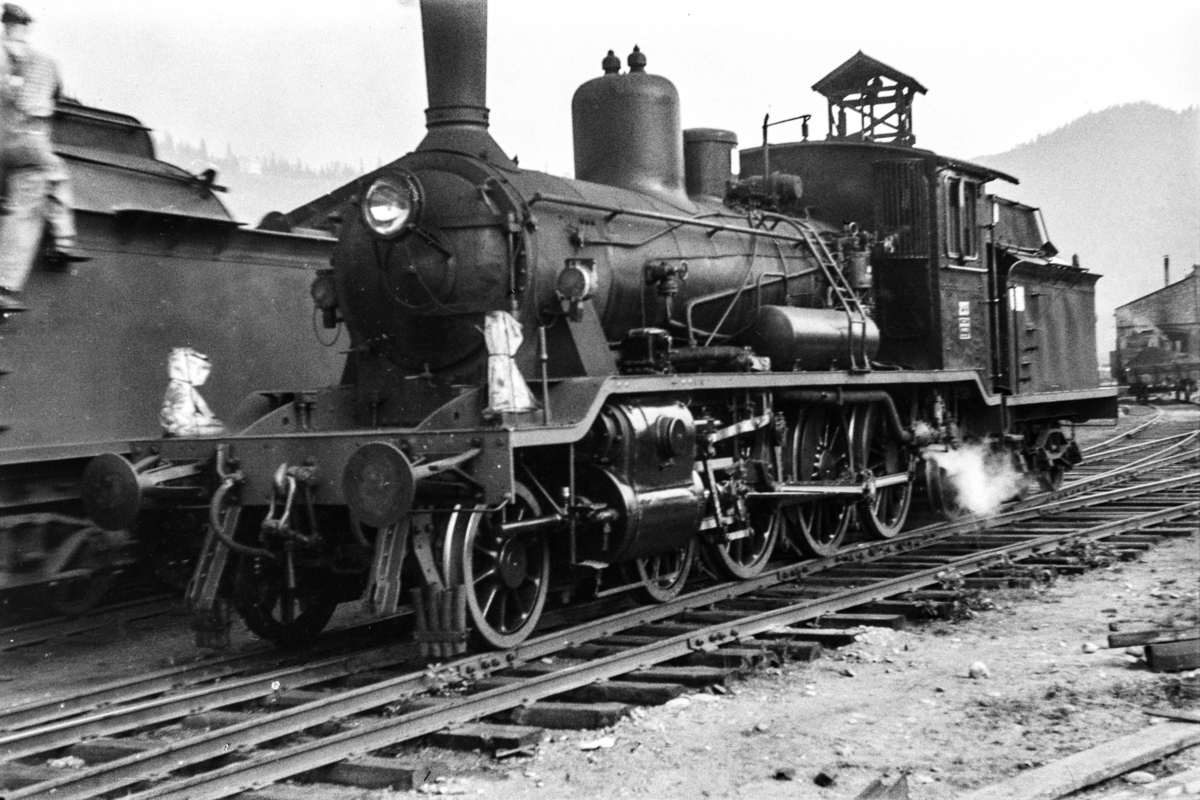 Damplokomotiv type 18c nr. 233 på Støren stasjon.