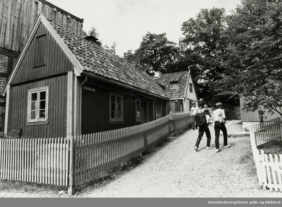 Bygdøy Folkemuseum. Flisberggaden fra Enerhaugen. Juli 1981