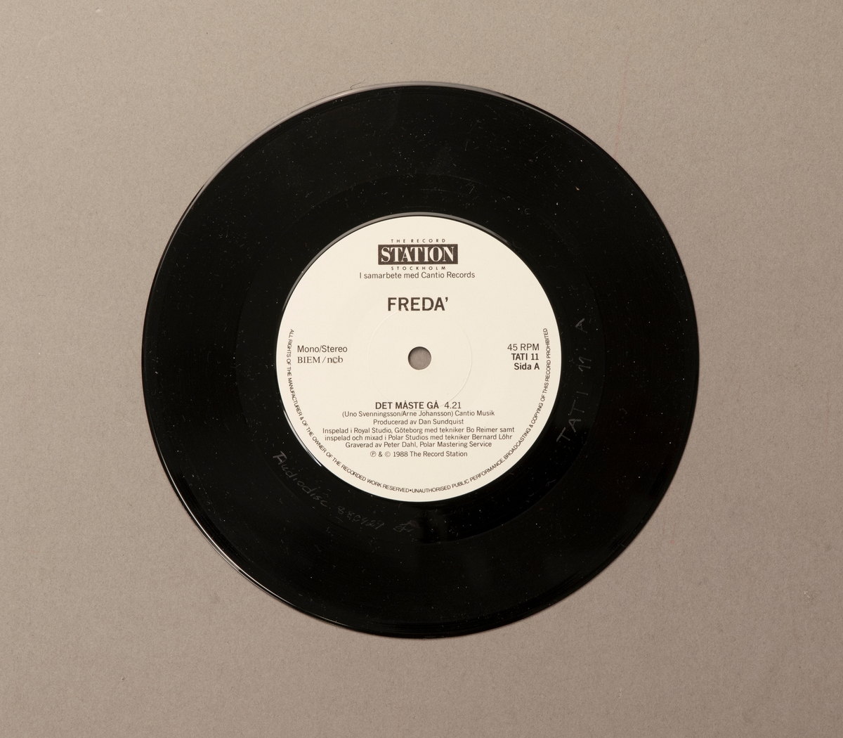 Singel-skiva av svart vinyl med vit pappersetikett, i omslag av papper. Framsidan av omslaget har ett färgfotografi av gruppen.

Innehåll
Sida A: Det måste gå
Sida B: Skrattet mitt i gråten

JM 55207:1, Skiva
JM 55207:2, Omslag