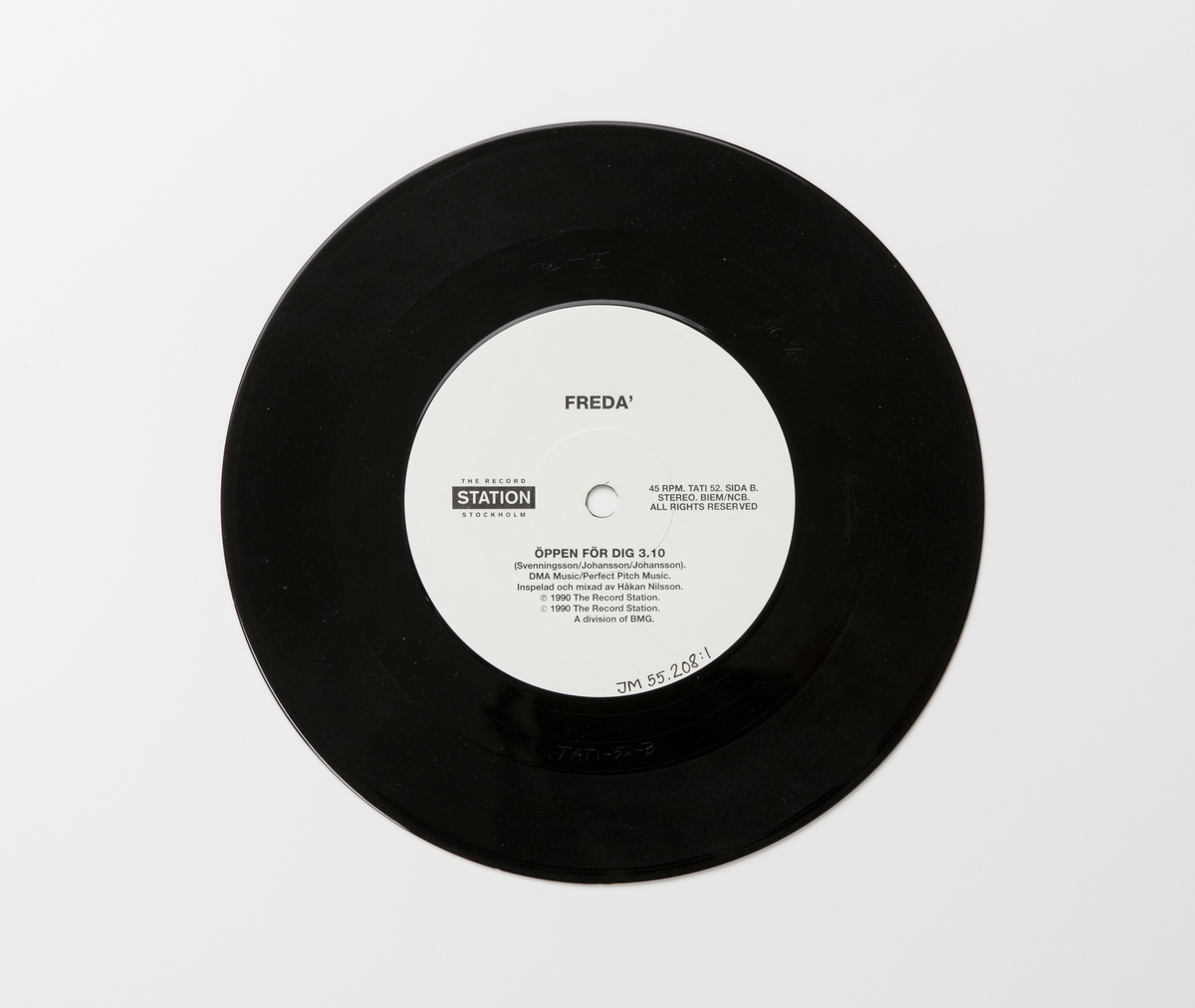Singel-skiva av svart vinyl med vit pappersetikett, i omslag av papper. Framsidan av omslaget har ett färgfotografi av gruppen.

Innehåll
Sida A: Allt man kan önska sig
Sida B: Öppen för dig

JM 55208:1, Skiva
JM 55208:2, Omslag