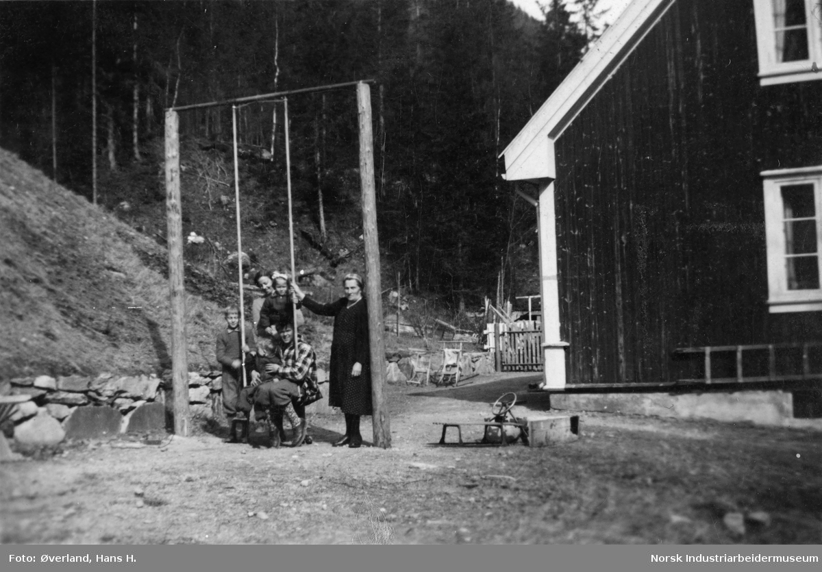 Familien Øverland ved husken i Bjørkhauglia 3.