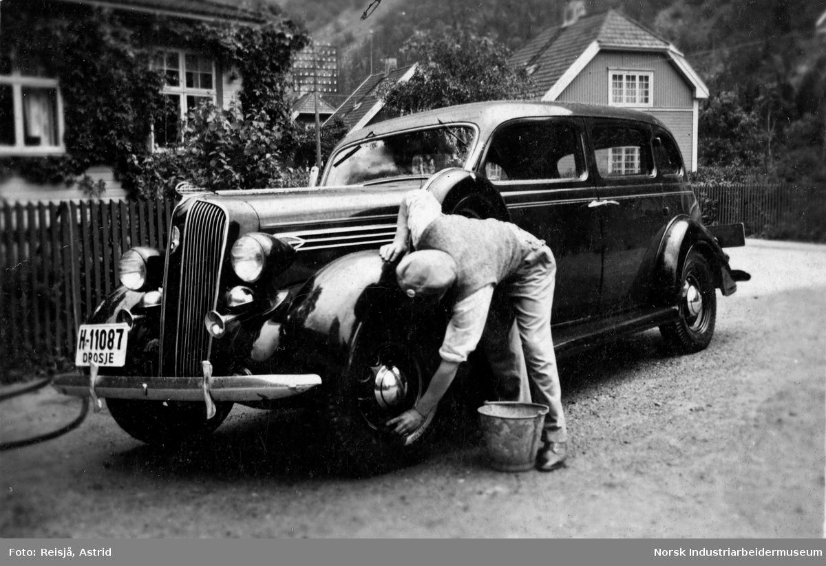 Vask av drosjebil, type Plymoth 1936 modell, på holdeplassen på Rjukan.