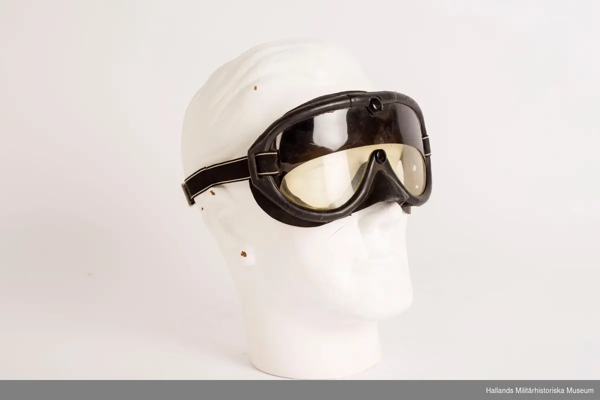 Två par glasögon för motorcykel Tillverkade av svart gummi och genomskinligt glas. Med pannband.