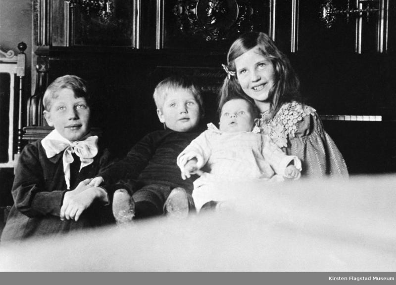 En veldig ung Kirsten Flagstad med hennes tre søsken. Ole, Lars og Karen Marie.