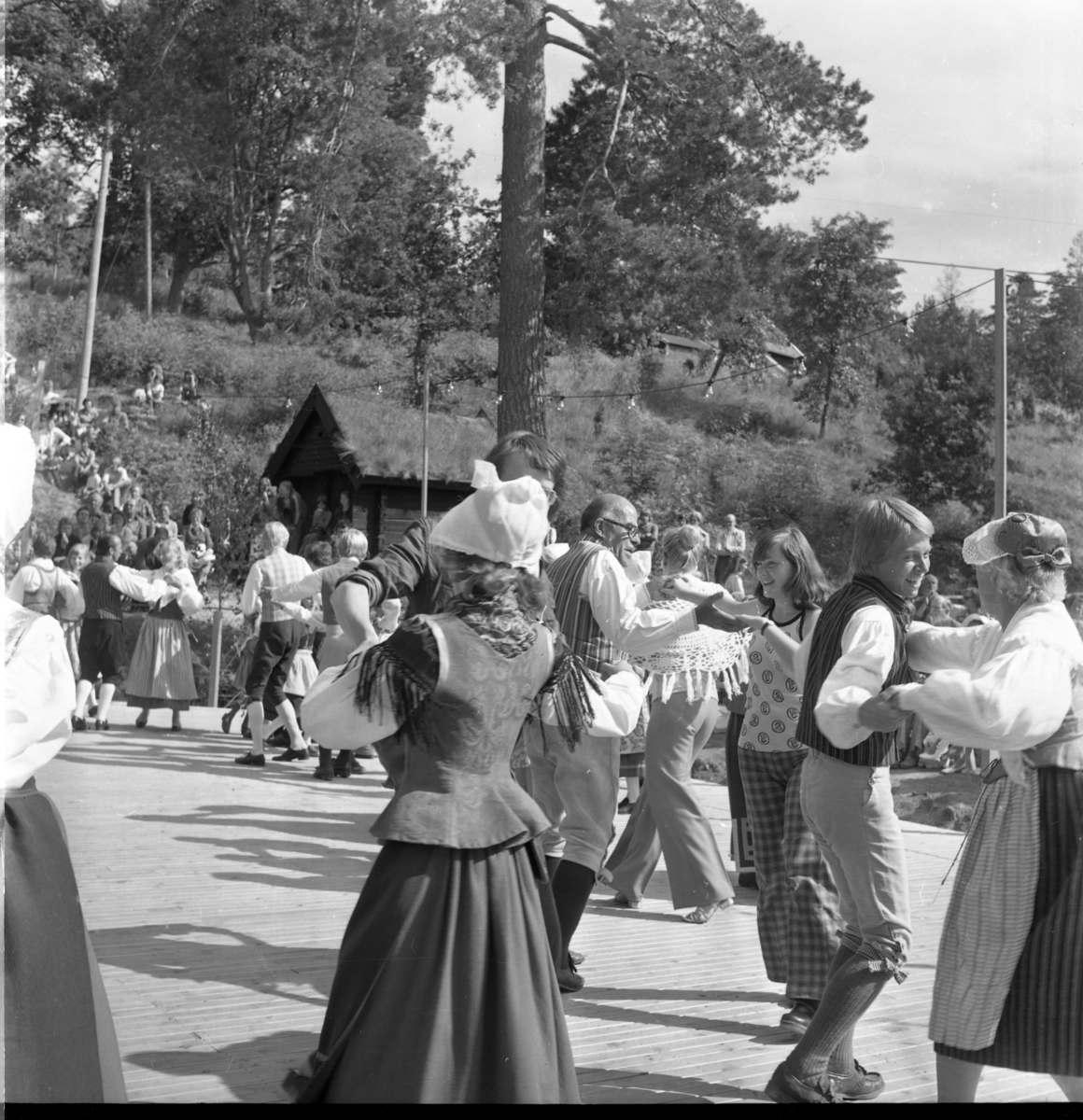 Grännapolkan på Grännaberget, 1975. Dans på dansbanan och publik runtomkring.