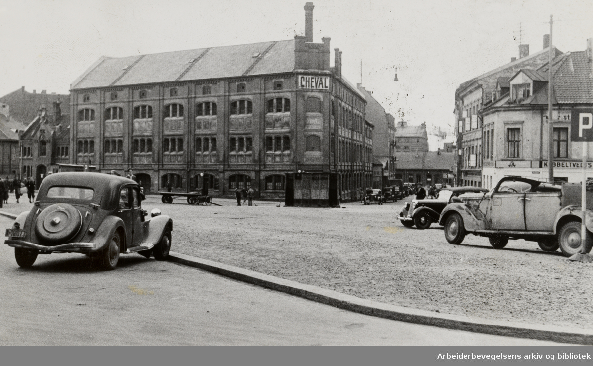 Ceval dyrehospital. Trafikken i sentrum. Juli 1946