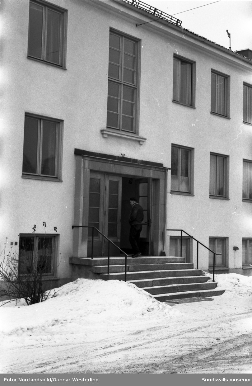 Sköns landskommun, interiörer från ett möte samt exteriörbild från kommunhusets entré i Skönsberg.