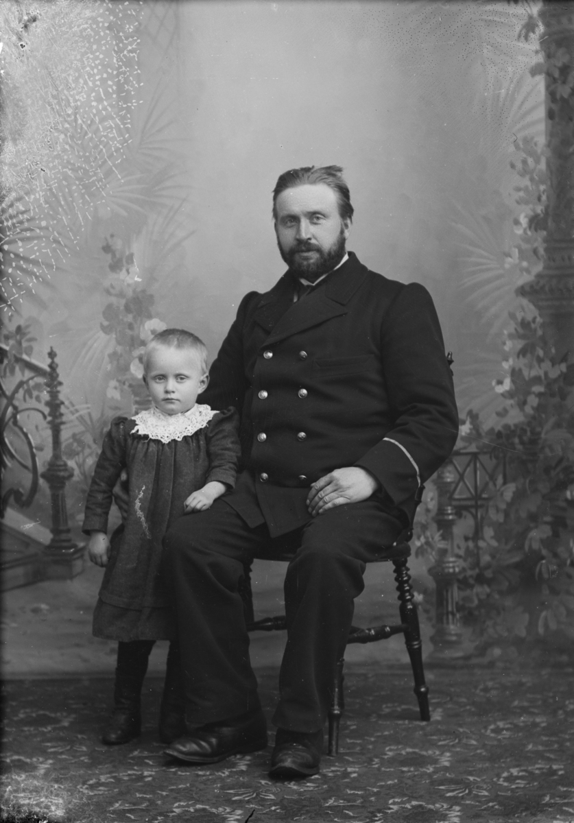 Portrett, stasjonsmester Ole Olsen med datter