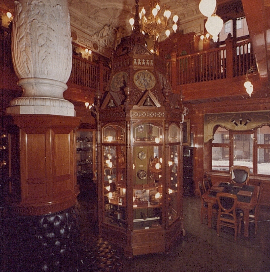 L.M. Ericssons Minnesrum på Thulegatan 1966.
Mitt i rummet tronade en utställningsmonter som företaget låtit tillverka för Stockholmsutställningen 1897. Den innehåller ett elektriskt klockspel.