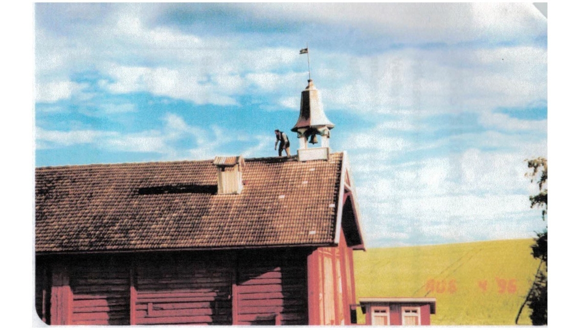 Klokketårnet på Dahl østre har hjelmtak og står på låven. Årstallet 1836 er skrevet på værhanen. Klokketårnet og låven ble restaurert i 1890 av en snekker fra Lillehammer. I dag er tårnet i middels til dårlig stand. 
Klokken har trolig inskripsjonene «Hans O. Dahl» og et ukjent årstall.