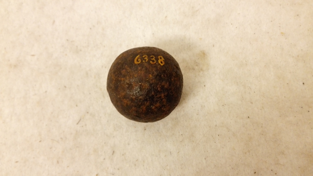 Form: Rund
1 liten malmkule.

Liten malmkule av diameter 3,6 cm fundet ved nylandsgraving paa Ringereide i Lavik.

Gave fra M.A. Ringereide, Lavik.