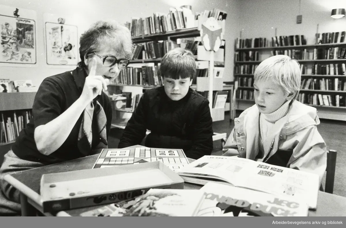 Deichmanske Bibliotek. Sagene filial. Bibliotekar Grethe Nordby og to boklånere. Fra v.: Geir Olafsen og Morten Skjerven. Oktober 1982