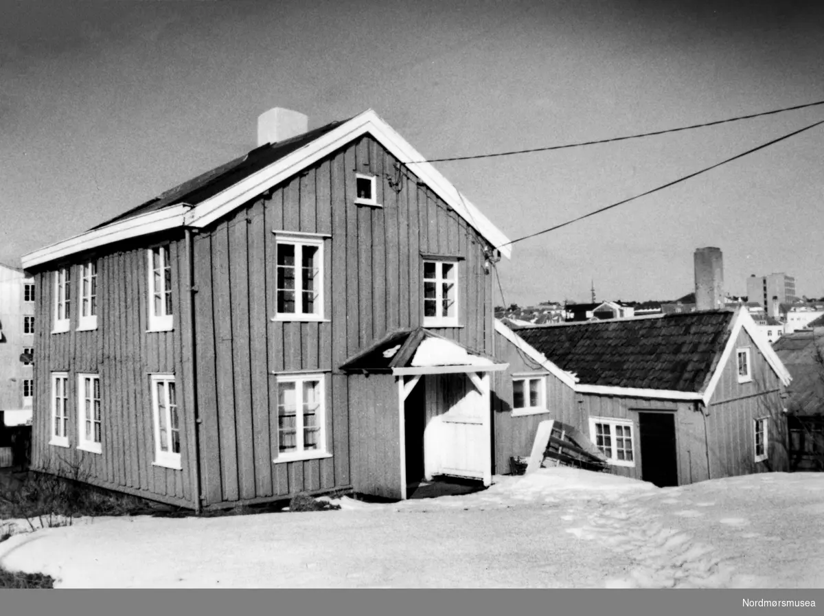 Foto fra et bolighus på Innlandet i Kristiansund. Fotoarkivet stammer fra Nordmørsposten, og inngår nå i Nordmøre museums fotosamlinger.