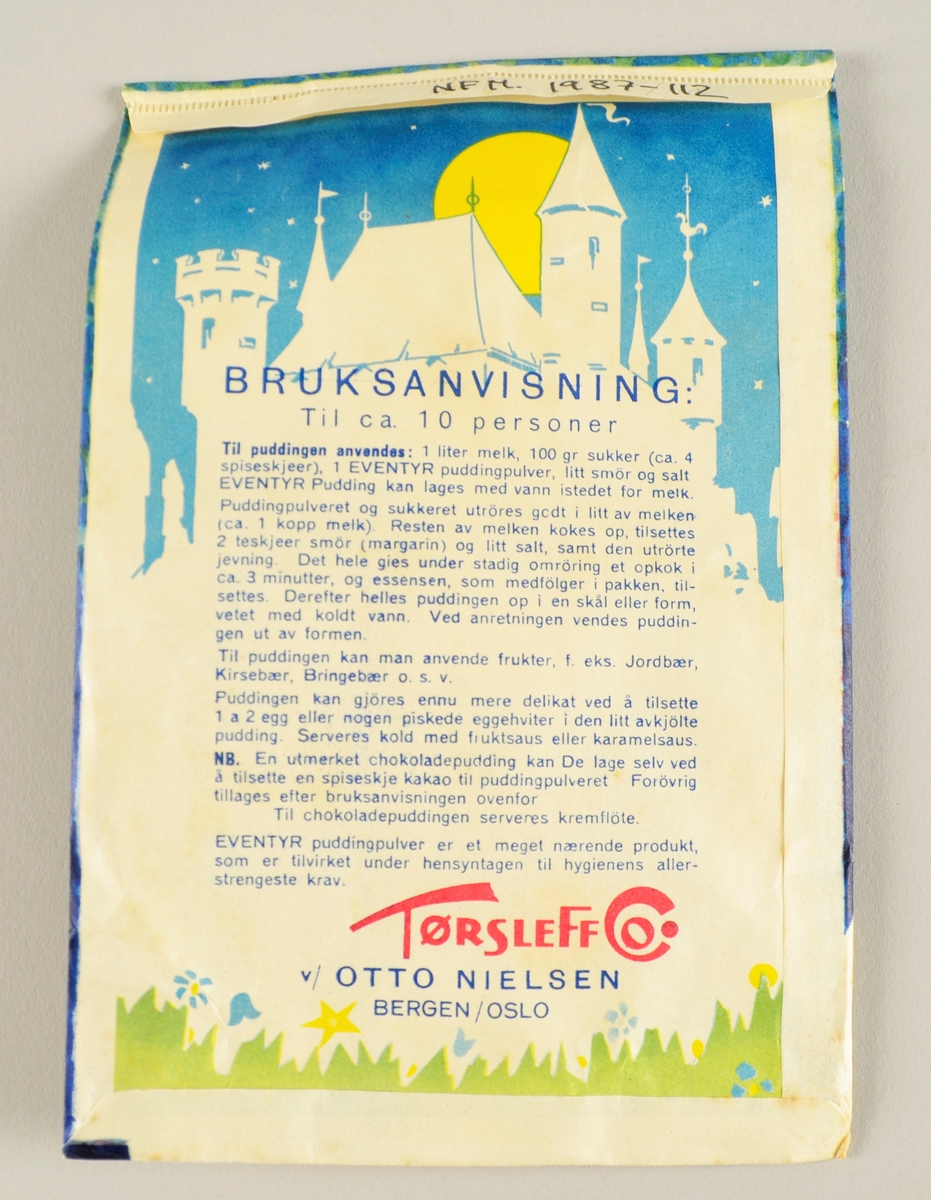 En papirpose med trykk i blått, raudt og gult. Tekst og ei prinsesse som ber ein pudding. Har inneheldt pulver. Bruksrettleiing på baksida.