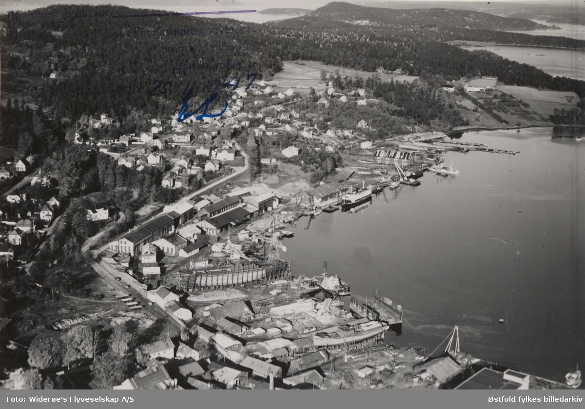 Flyfoto av Moss værft og dokk på Jeløya 1947.
.